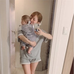 辻希美、三男を抱っこしたショーパン部屋着写真公開&長女との“GUイロチ買い”も明かす