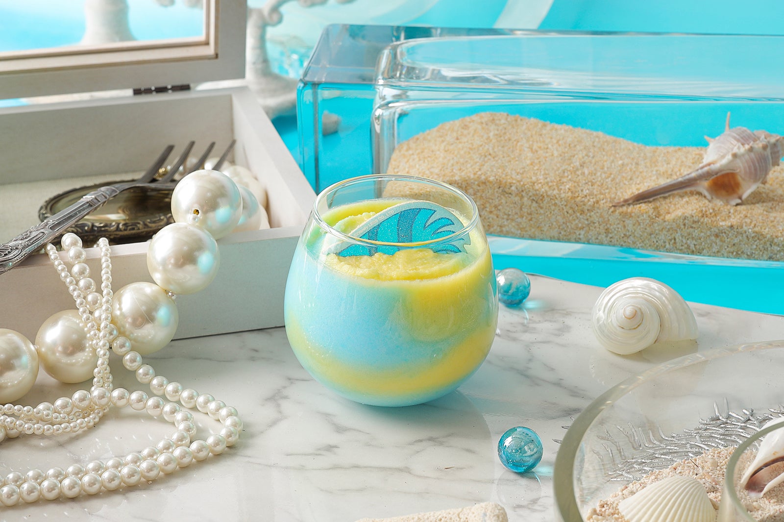 ＜フランダー＞しましまヨーグルトドリンク単品：1,090円／コースター付き：1,890円（C）Disney