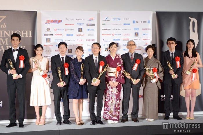 「毎日映画コンクール」受賞者(左から)東出昌大、安藤サクラ、加瀬亮、田畑智子、周防正行監督、草刈民代、夏八木勲、田中裕子、吉田大八監督、三吉彩花