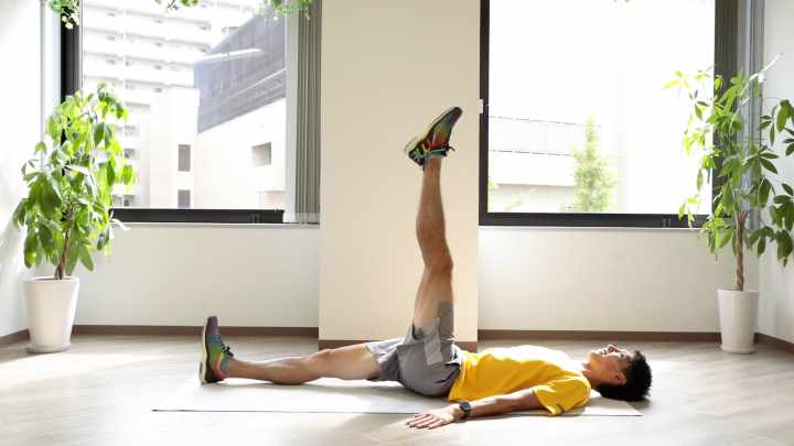 脚を天井方向へ持ち上げている図