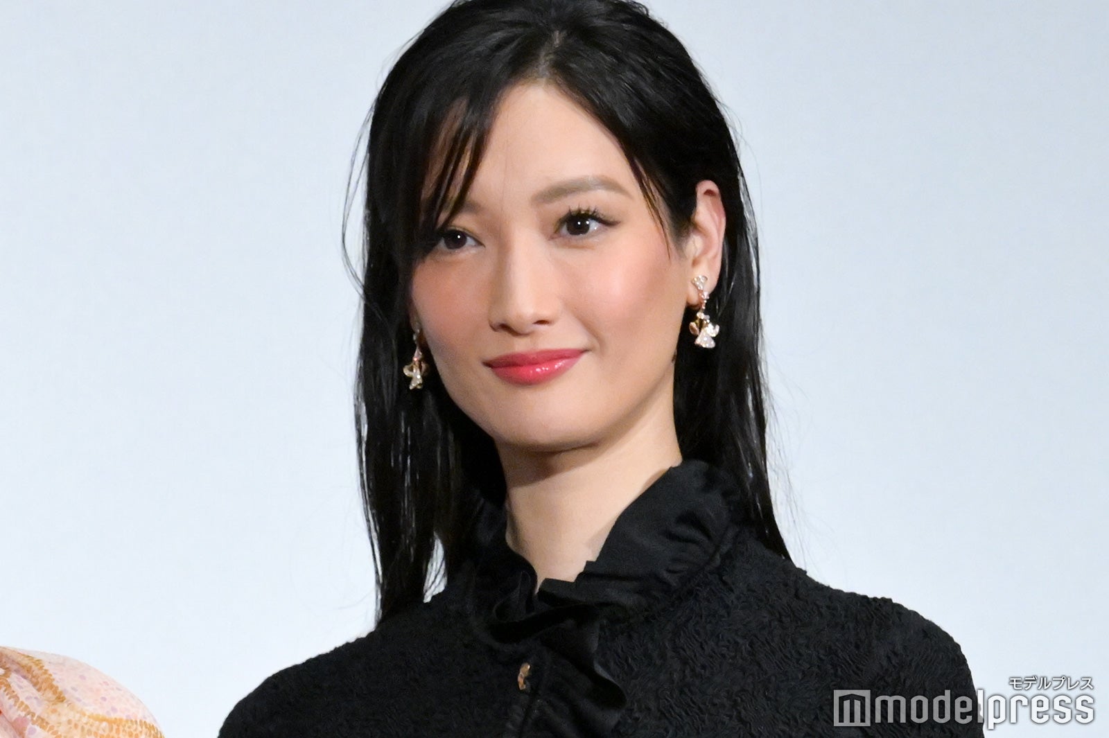 菜々緒、超ミニ丈で美脚披露 大島優子と“アダルトなお話”で盛り上がる＜七人の秘書 THE MOVIE＞ - モデルプレス