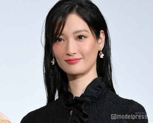 菜々緒、超ミニ丈で美脚披露 大島優子と“アダルトなお話”で盛り上がる<七人の秘書 THE MOVIE>