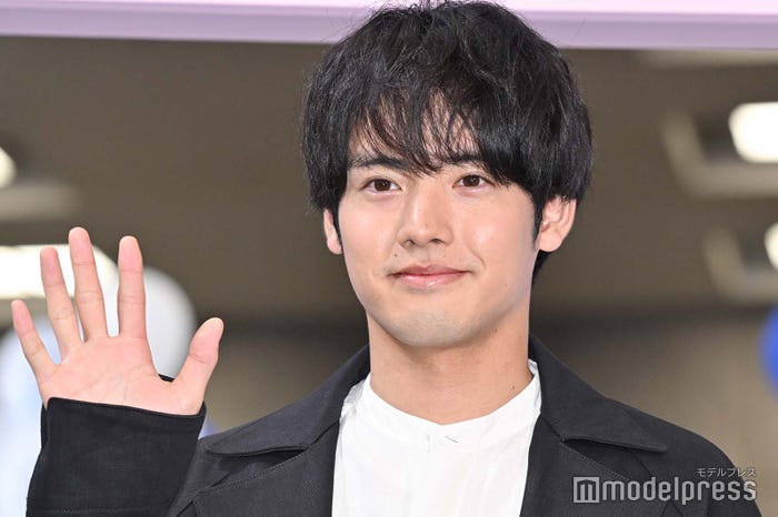 笑顔で手を振る赤楚衛二(C)モデルプレス