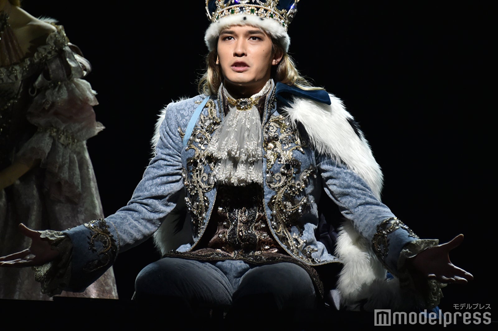 75歳の王を演じるジェシー（C）モデルプレス