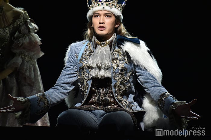 75歳の王を演じるジェシー(C)モデルプレス