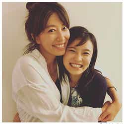 モデルプレス - 里田まい、小島瑠璃子とハグショット!再会に愛息子の反応は?