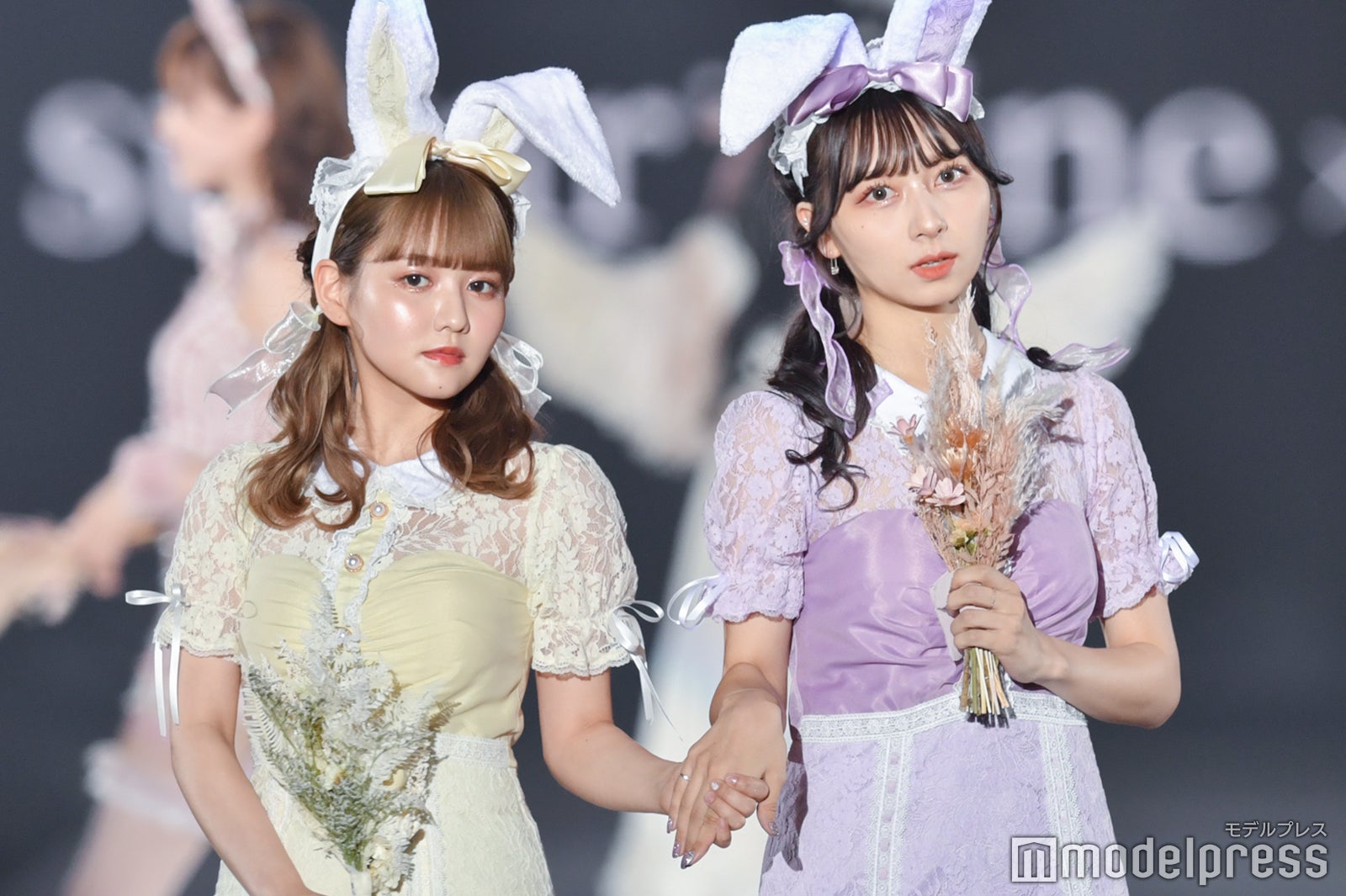 佐藤ノア＆nanakoななこ、うさ耳×ツインが可愛すぎ 手繋ぎランウェイに観客釘付け＜関西コレクション2022A／W＞