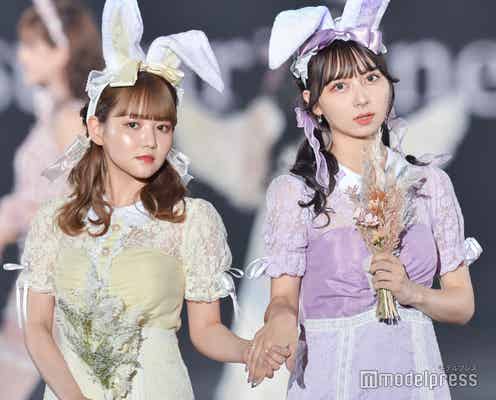 佐藤ノア&nanakoななこ、うさ耳×ツインが可愛すぎ 手繋ぎランウェイに観客釘付け<関西コレクション2022A/W>