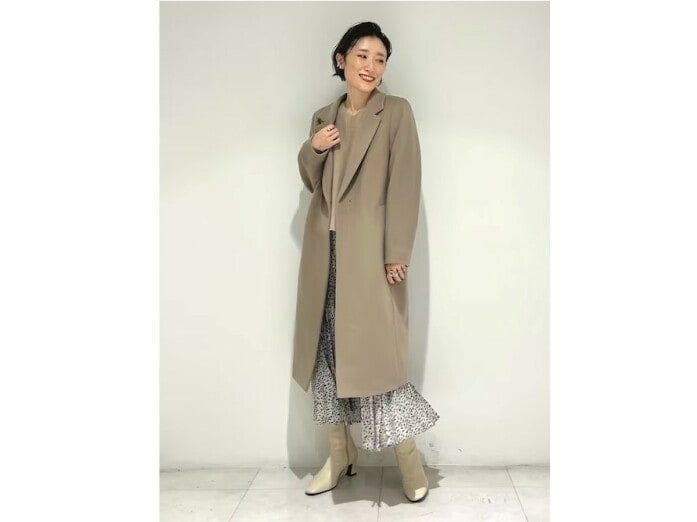 ベージュ系のアウター＆ブーツで防寒しつつ春らしさも少し意識を　出典：WEAR