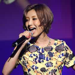 「Campus Summit 2013」でライブパフォーマンスを行った出岡美咲