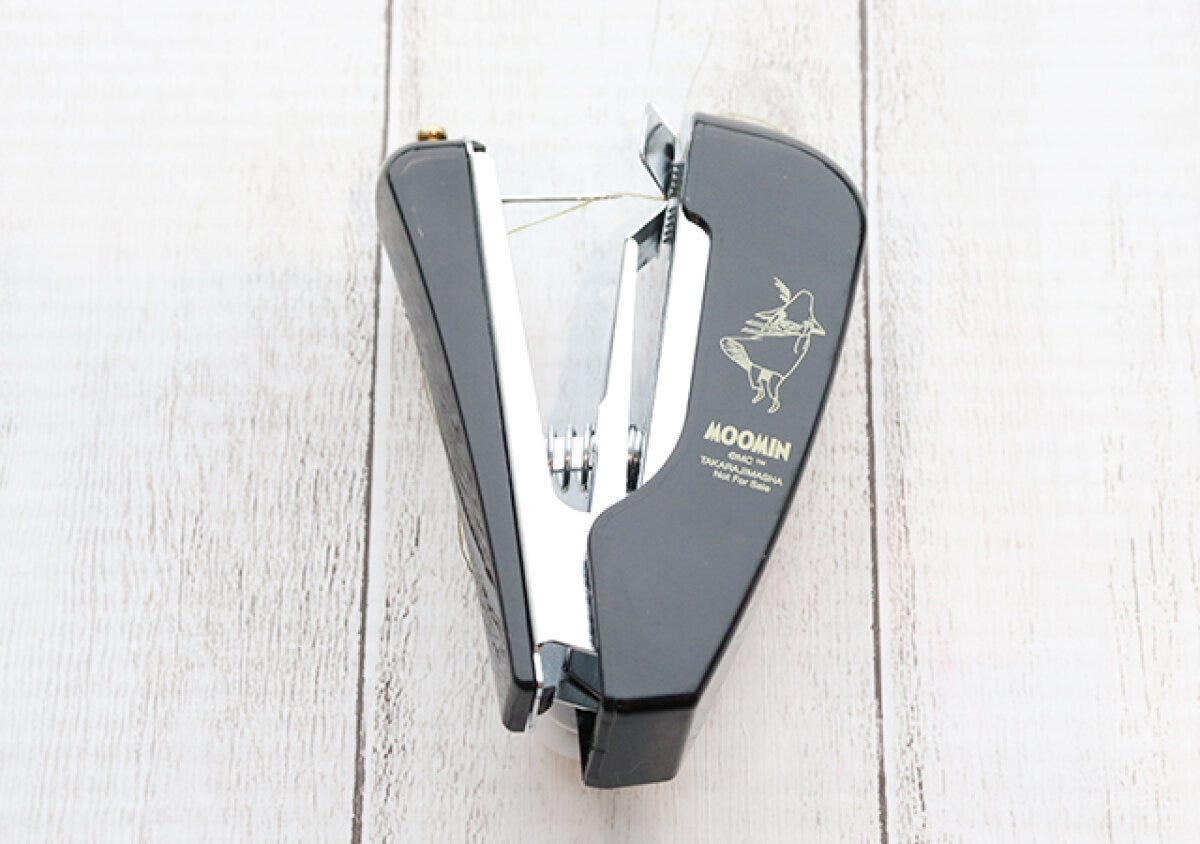 宝島社 雑誌付録 モノマスター3月号増刊 ムーミン スナフキン ハンディ・ミシンと巾着セット 宝島社雑誌付録モノマスター3月号増刊のムーミンのスナフキンハンディ・ミシンと巾着セット2