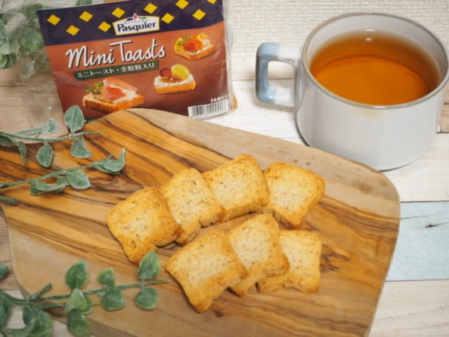 カルディミニトーストパッケージと紅茶と一緒に撮影した写真