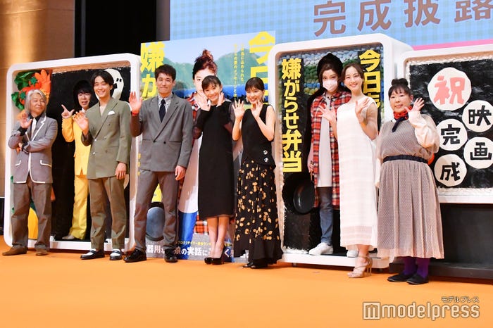 左から/塚本連平監督、ダンディ坂野、佐藤寛太、佐藤隆太、篠原涼子、芳根京子、ざわちん、松井玲奈、村上知子 (C)モデルプレス