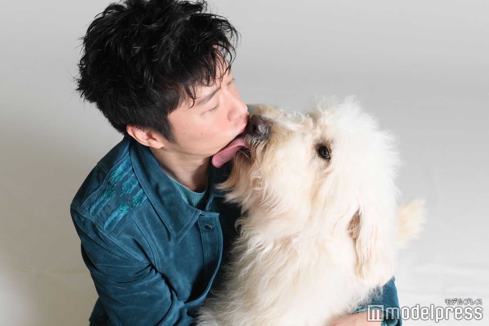 田中圭にキスするベック（C）モデルプレス