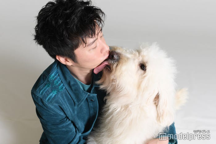 田中圭にキスするベック(C)モデルプレス