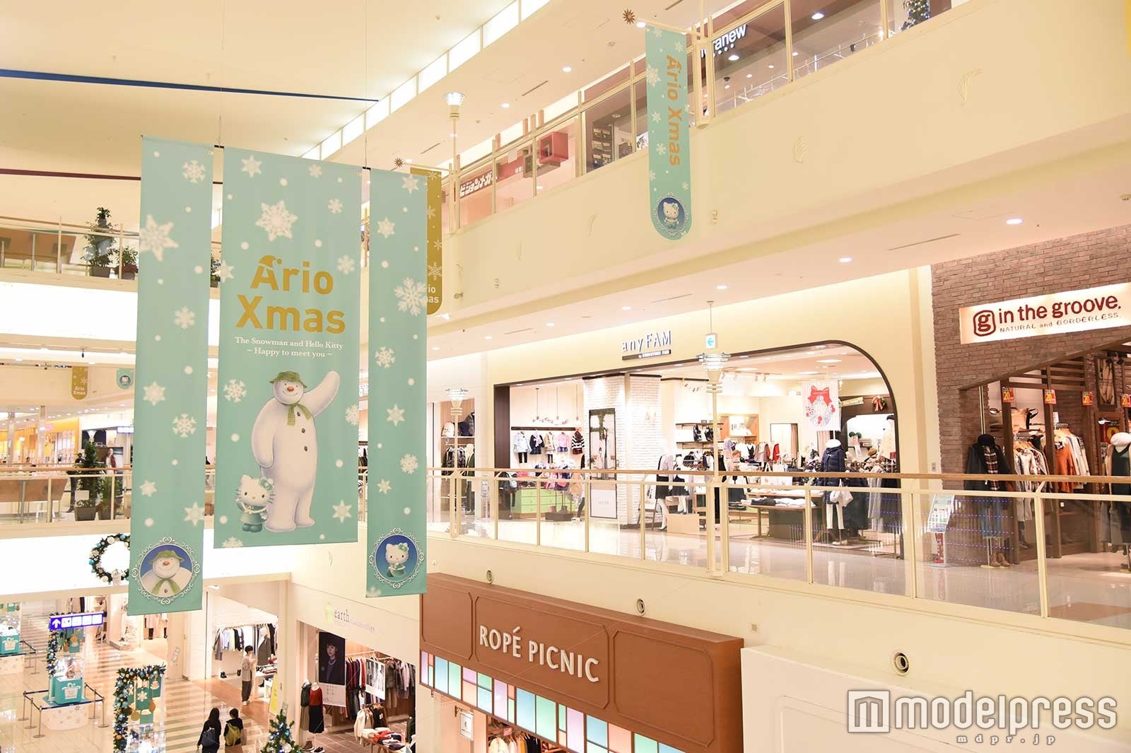 クリスマス感たっぷりの館内でショッピングを（C）モデルプレス