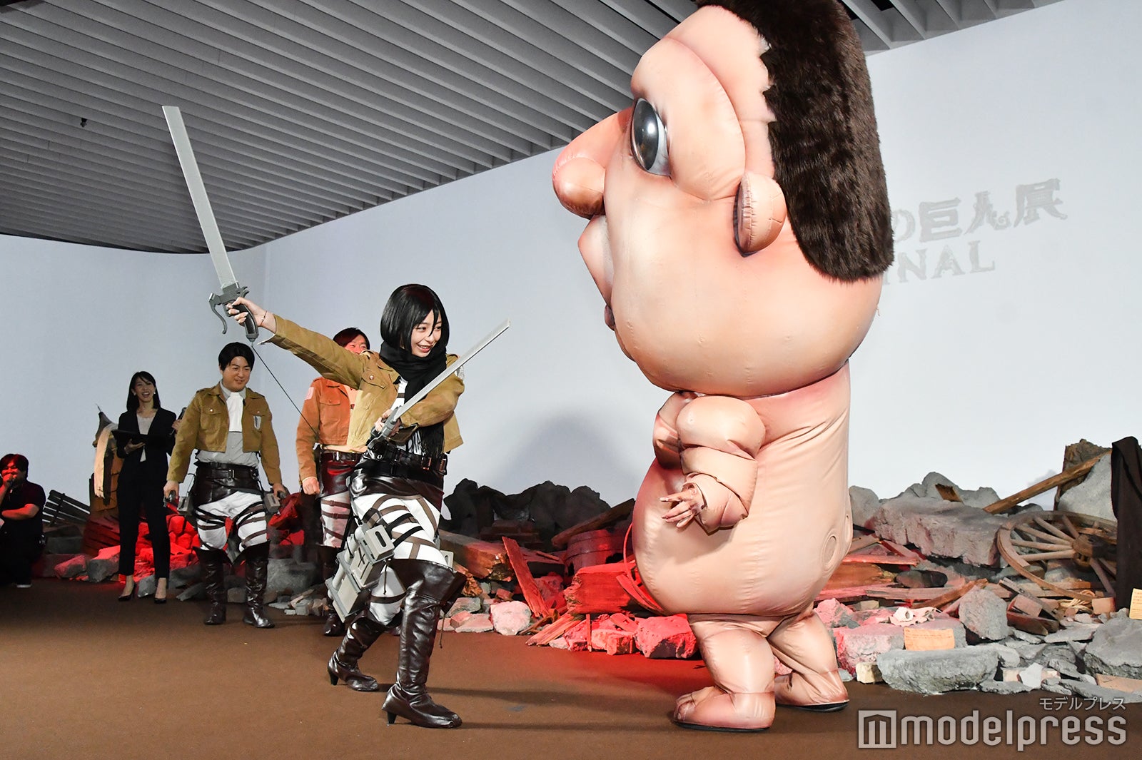 ミニ巨人と戦う宇垣美里 （C）モデルプレス