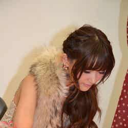 サインをする菅野結以