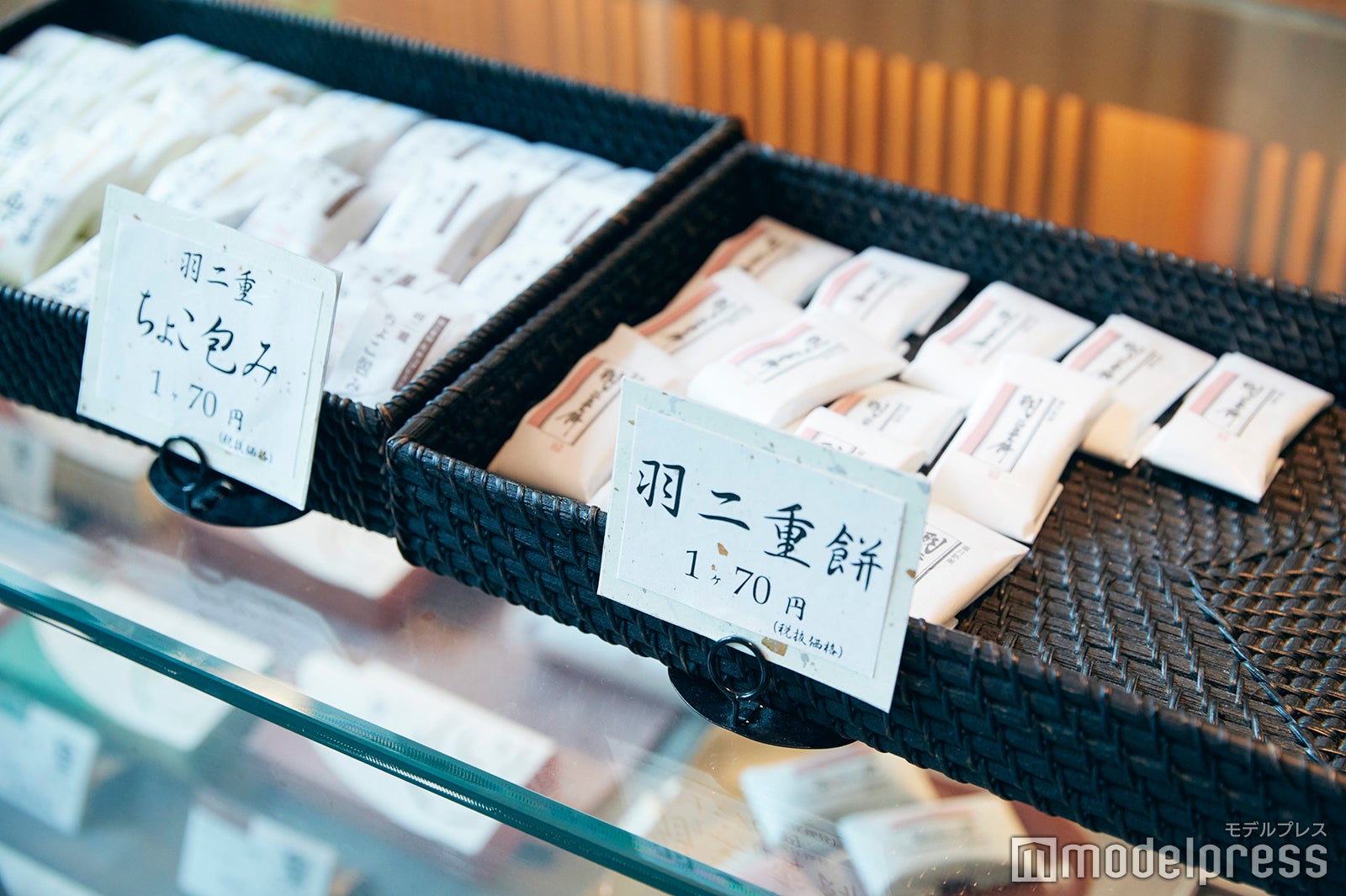 No.1人気の羽二重餅と、No.2のちょこ包みはせっかくなら両方食べたい。 （C）モデルプレス