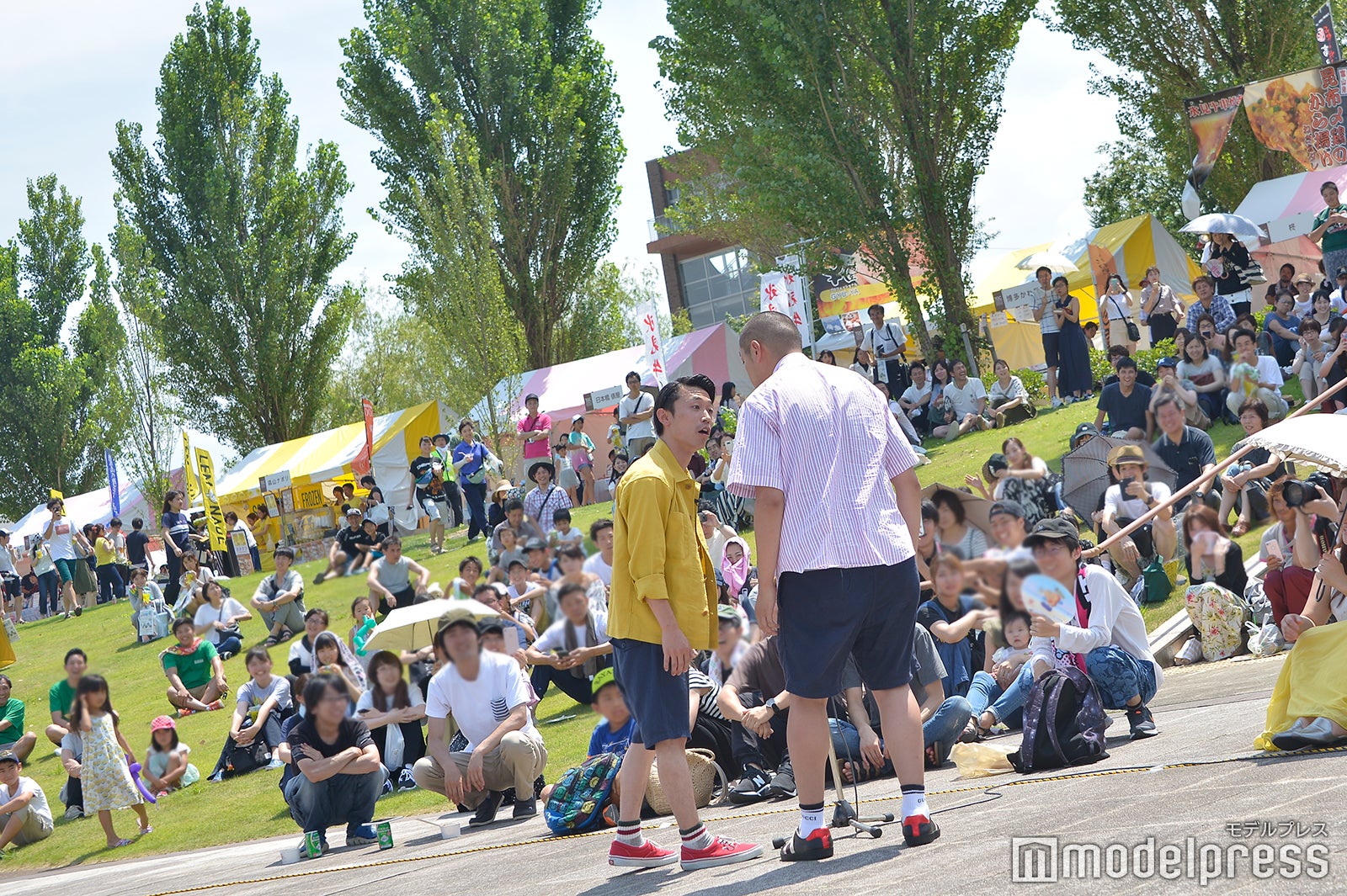 大盛り上がりの野外お笑いライブ （C）モデルプレス
