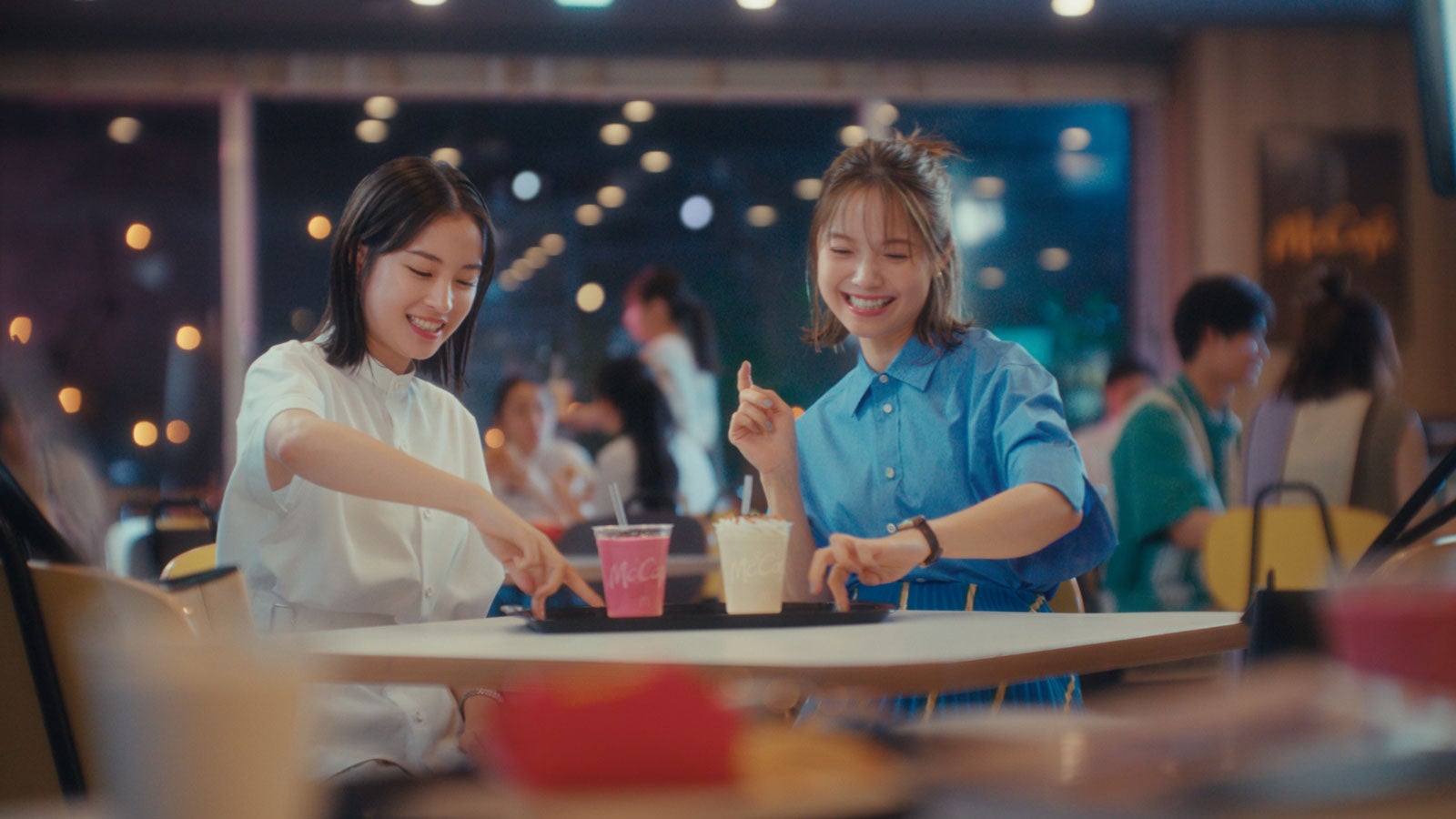 広瀬すず、宮崎あおい／新TVCM「寄り道マック 仕事帰りのベリー」篇より（提供写真）