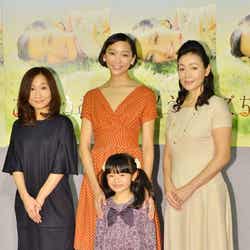 NHK朝の連続テレビ小説「ごちそうさん」記者会見に出席した杏(後列左より:脚本・森下佳子、杏、財前直見、前列:豊嶋花)