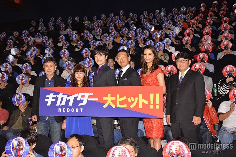 （左から）伴大介、佐津川愛美、入江甚儀、鶴見辰吾、高橋メアリージュン、下山天監督