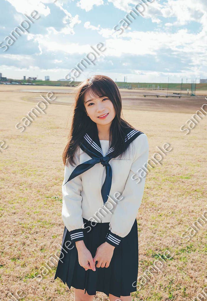 秋元真夏卒業記念写真集「振り返れば、乃木坂」封入特典5(撮影/東京祐)