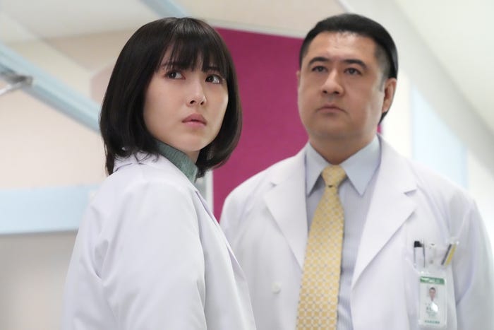 浜辺美波、小手伸也 (C)フジテレビ