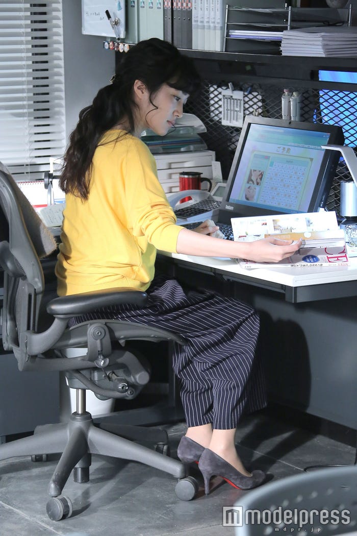 鮮やかなイエローのニットにストライプ柄のワイドパンツを合わせたオフィスカジュアル(画像提供:日本テレビ)