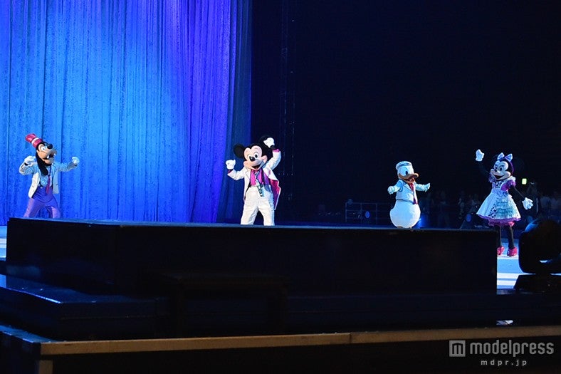 キャラクターが盛り上げる（C）Disney