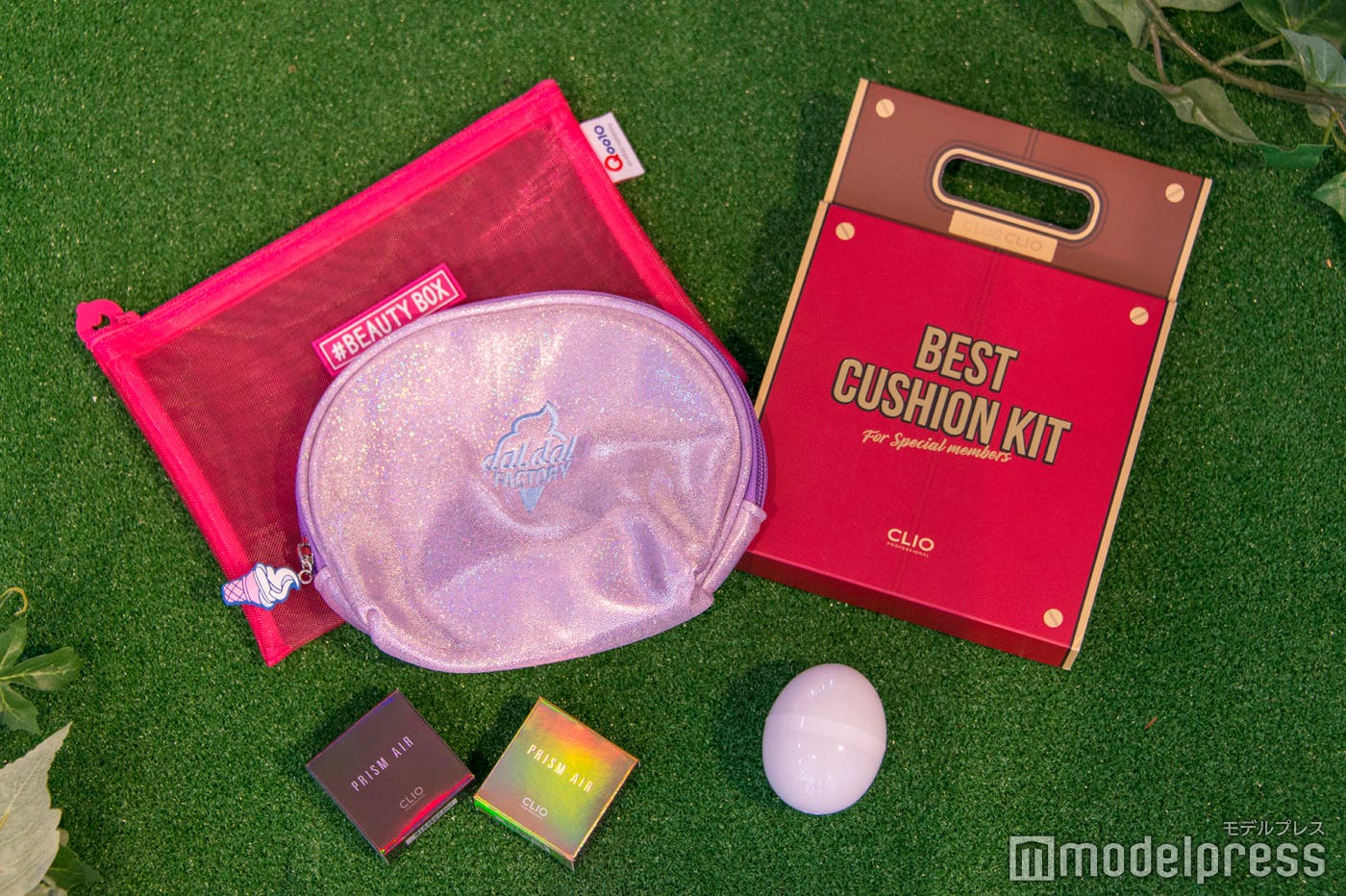 プレゼントされるコスメ、ポーチ(C)モデルプレス