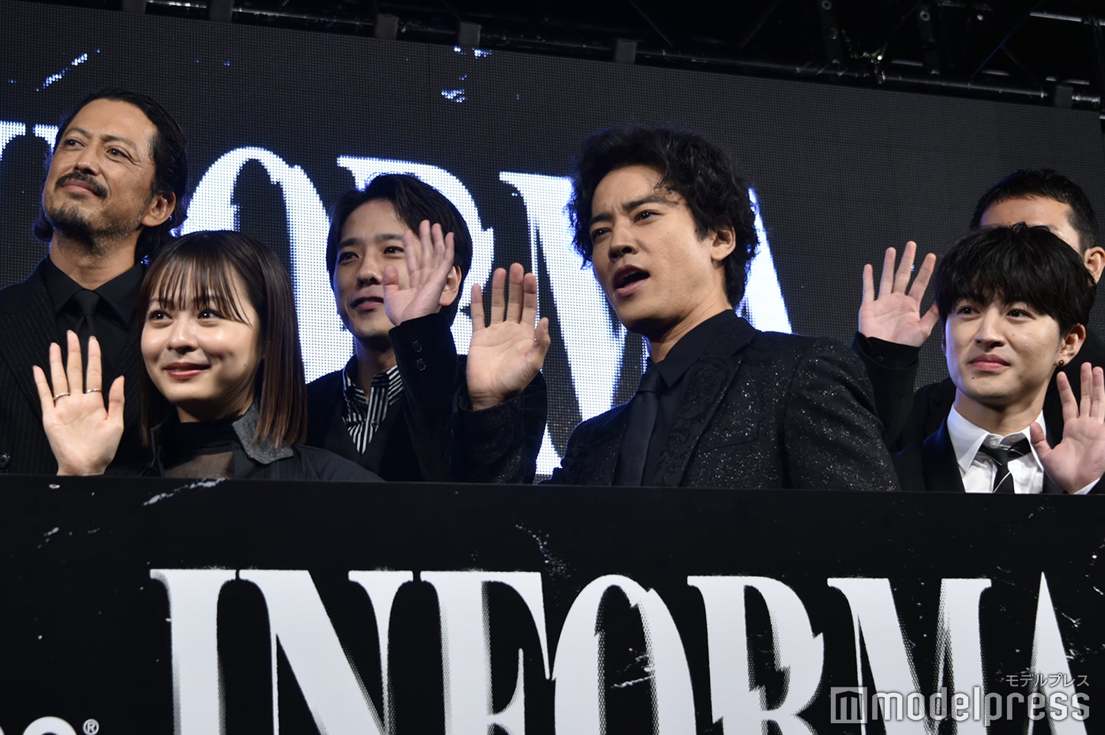 （後列左から）池内博之、二宮和也（前列左から）莉子、桐谷健太、佐野玲於（C）モデルプレス