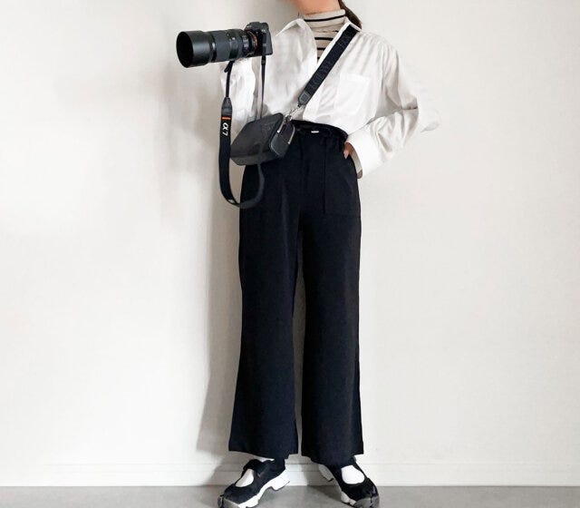 行事コーデ　アラサーアラフォーママ　おしゃれ　白シャツ×黒パンツ