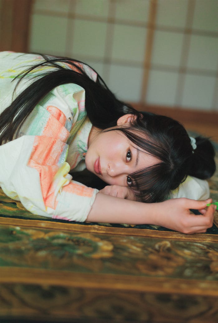 稲熊ひな:撮影/細居幸次郎、スタイリング/優哉、ヘアメイク/田村直子、デザイン/松本麻実(GROSVENOR design.)