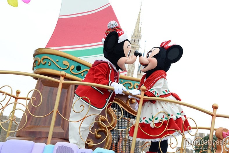 ディズニーランド、クリスマス新パレード初お披露目 雪舞う幻想的な