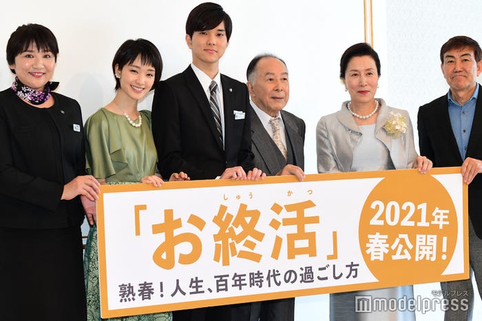 (左から)松下由樹、剛力彩芽、水野勝、橋爪功、高畑淳子、香月秀之監督(C)モデルプレス