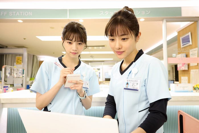 ドラマ「アンサング・シンデレラ 病院薬剤師の処方箋」葵みどり(石原さとみ)&相原くるみ(西野七瀬)(C)フジテレビ