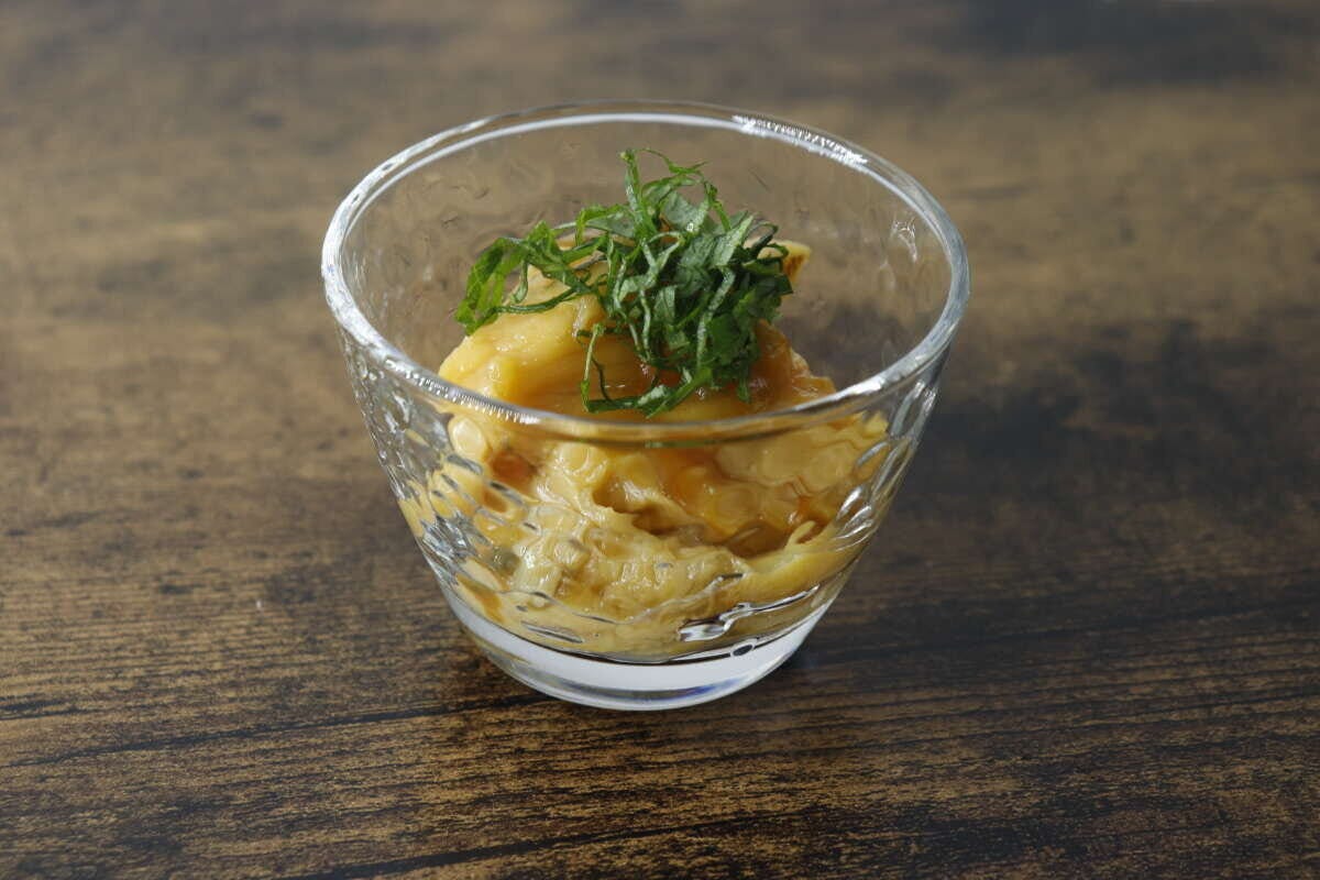 きよら豆鉢にホヤの塩辛と大葉を盛り付けた様子 きよら豆鉢にホヤの塩辛と大葉を盛り付けた様子