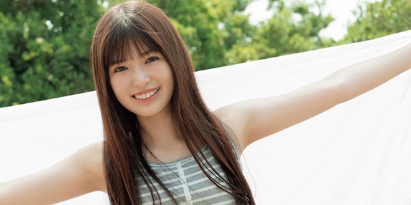 乃木坂46小川彩、ほっそり二の腕＆美脚際立つミニワンピ姿「TRIANGLE