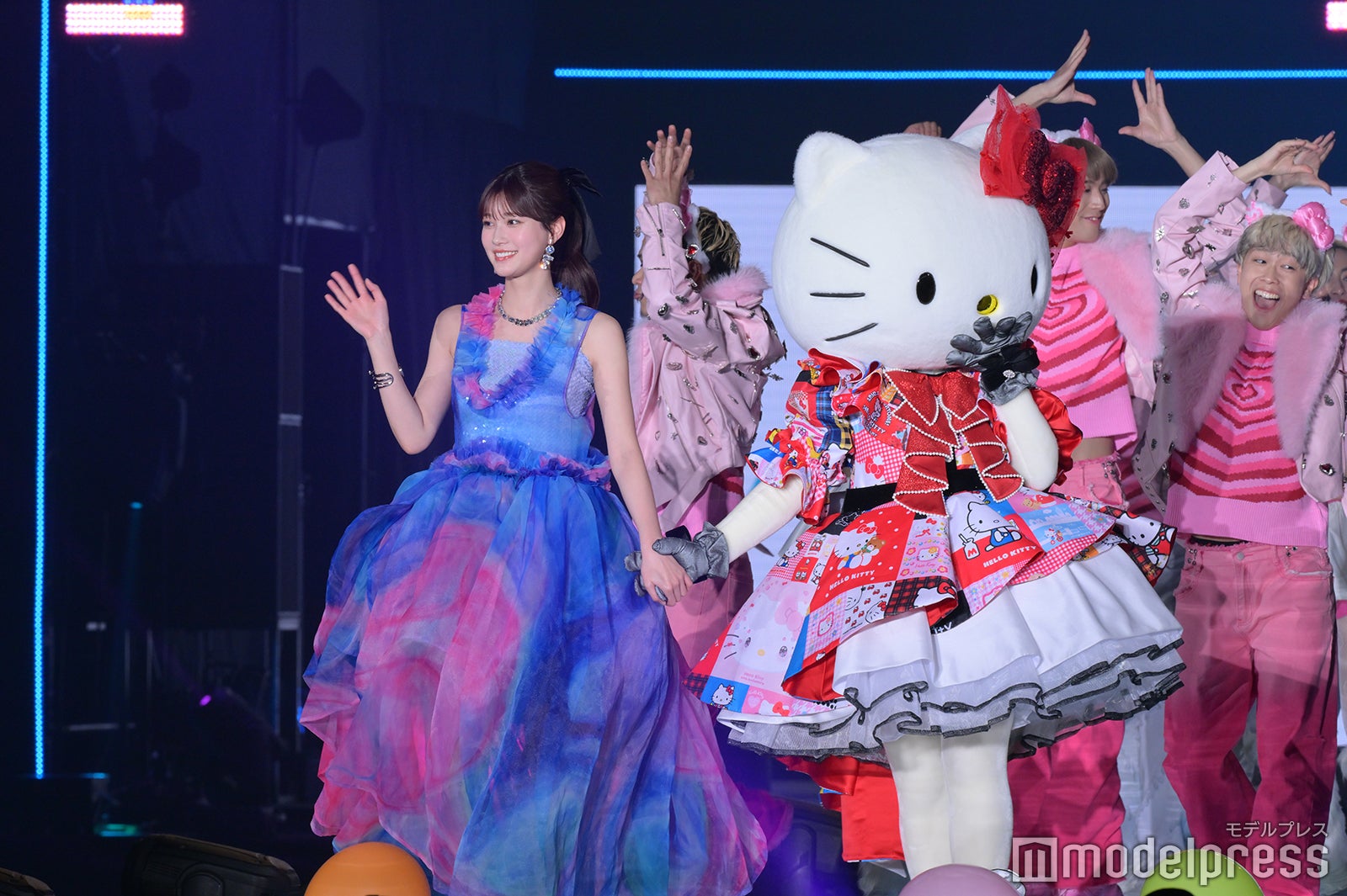 生見愛瑠とハローキティがステージに登場（C）モデルプレス