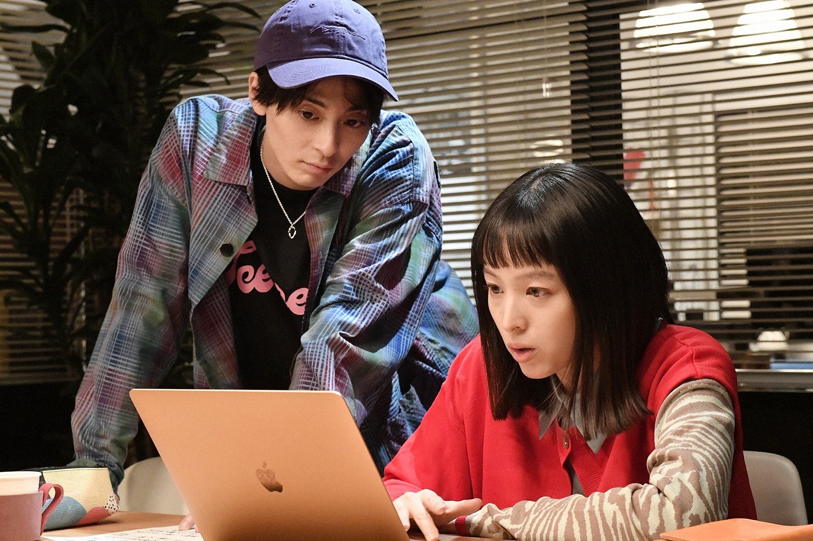 高杉真宙、清野菜名／「婚姻届に判を捺しただけですが」第4話より（C）TBS