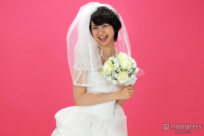 謎のアイドル“如月クミ”役の山下リオ