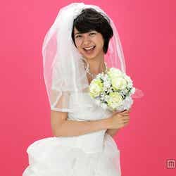 謎のアイドル“如月クミ”役の山下リオ