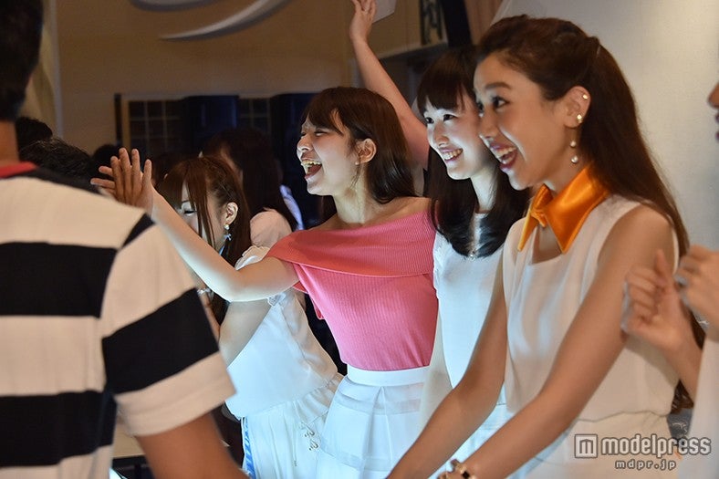 握手会でファンとコミュニケーションを取るRe:ガールズ