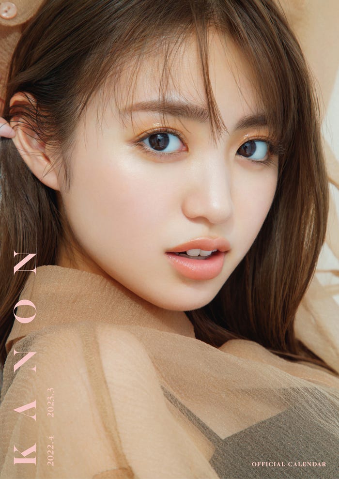 「香音オフィシャルカレンダー2022.4-2023.3」表紙(3月30日発売)(C)SDP