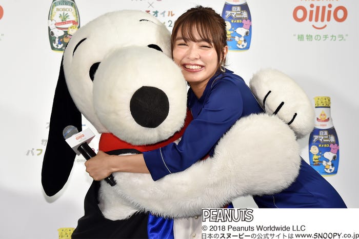 スヌーピーとハグする内田理央(C)モデルプレス