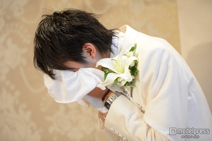 顔を覆う鈴木奈々の夫