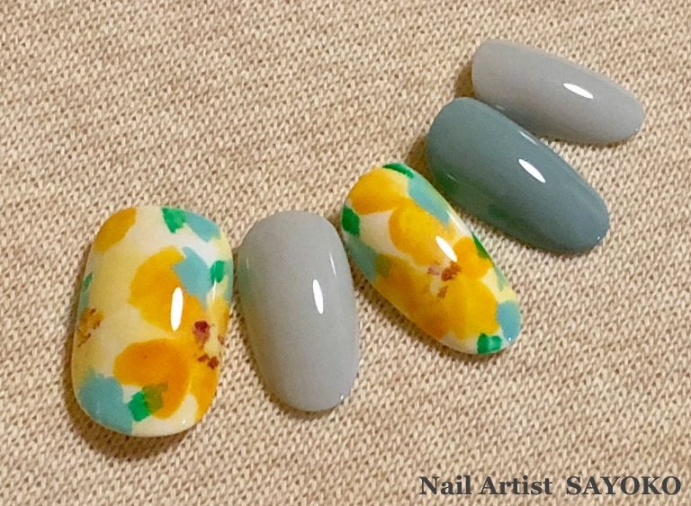 元気なイエローと、グリーンのボタニカルフラワーネイル