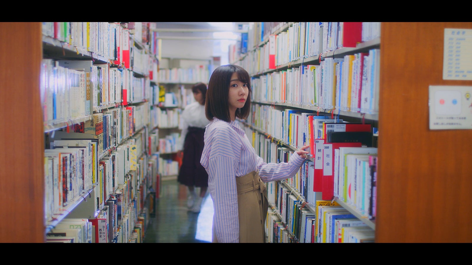 AKB48「ジャーバージャ」MVより（C）AKS／キングレコード